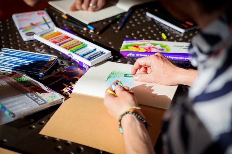 Orang-menggambar-dengan-pastel-minyak-di-ruang-kerja-yang-cerah
