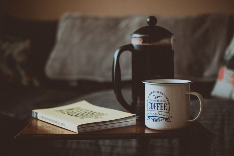 secangkir-kopi-buku-french-press-di-atas-meja
