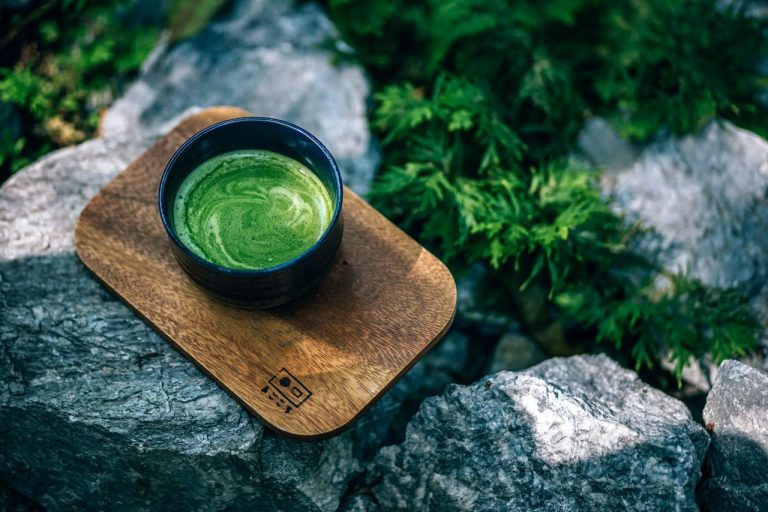 teh-hijau-matcha-disajikan-di-atas-tray-kayu