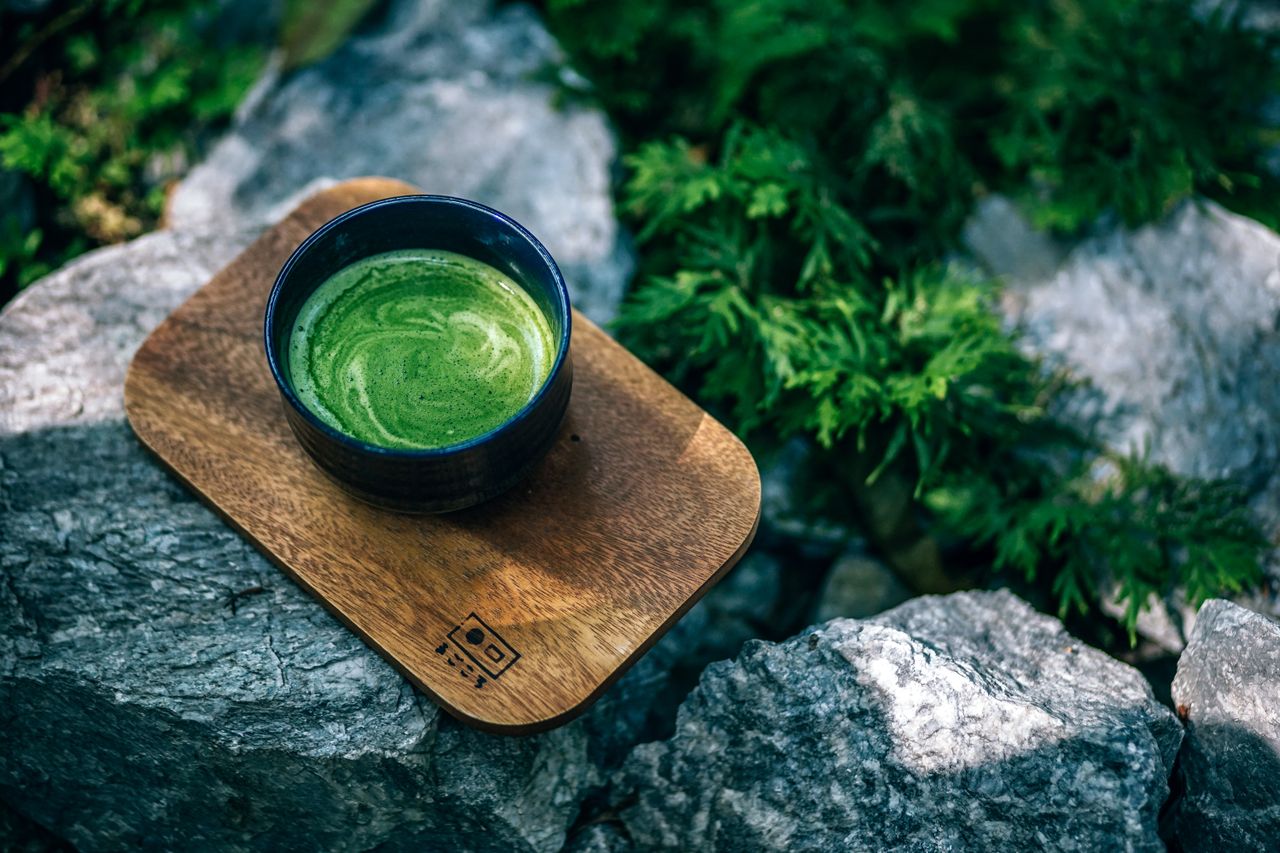 teh-hijau-matcha-disajikan-di-atas-tray-kayu